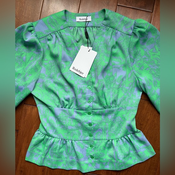 RODEBJER Short Sleeve Floral Print Top - Picture 8 of 11